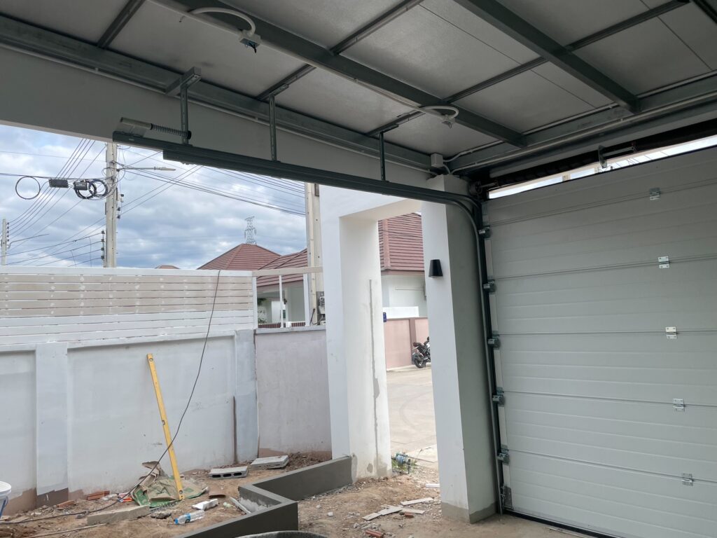 ภาพผลงานติดตั้งประตูโรงรถแบบ Standard สำหรับบ้านพักอาศัย ที่ชลบุรี โดย OZ DOOR (3)