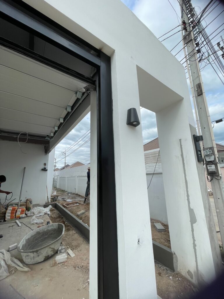 ภาพผลงานติดตั้งประตูโรงรถแบบ Standard สำหรับบ้านพักอาศัย ที่ชลบุรี โดย OZ DOOR (6)