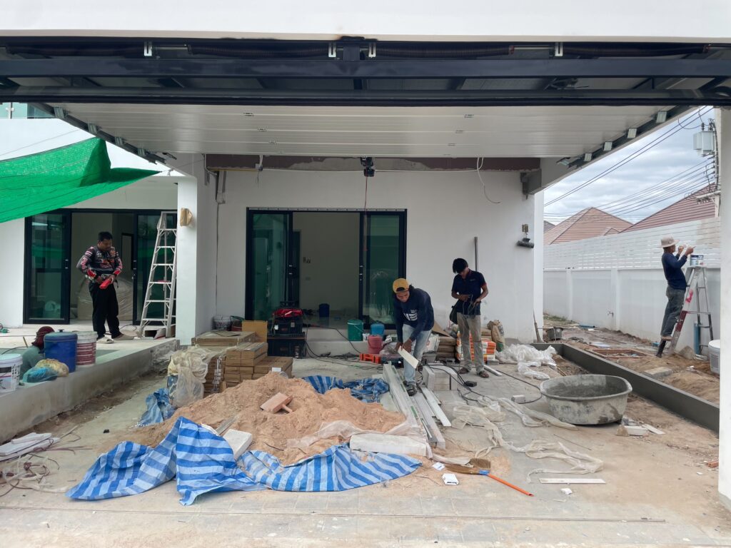 ภาพผลงานติดตั้งประตูโรงรถแบบ Standard สำหรับบ้านพักอาศัย ที่ชลบุรี โดย OZ DOOR (7)
