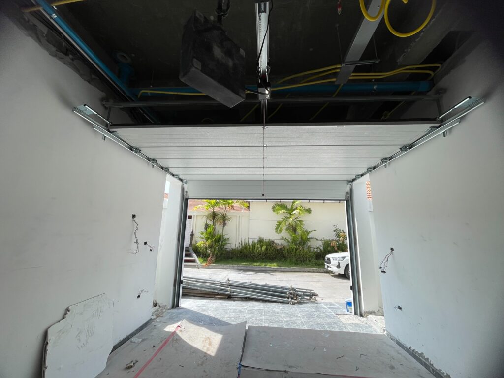 Installation photo of Standard Garage Door for Single House in Chonburi by OZ DOOR (6)