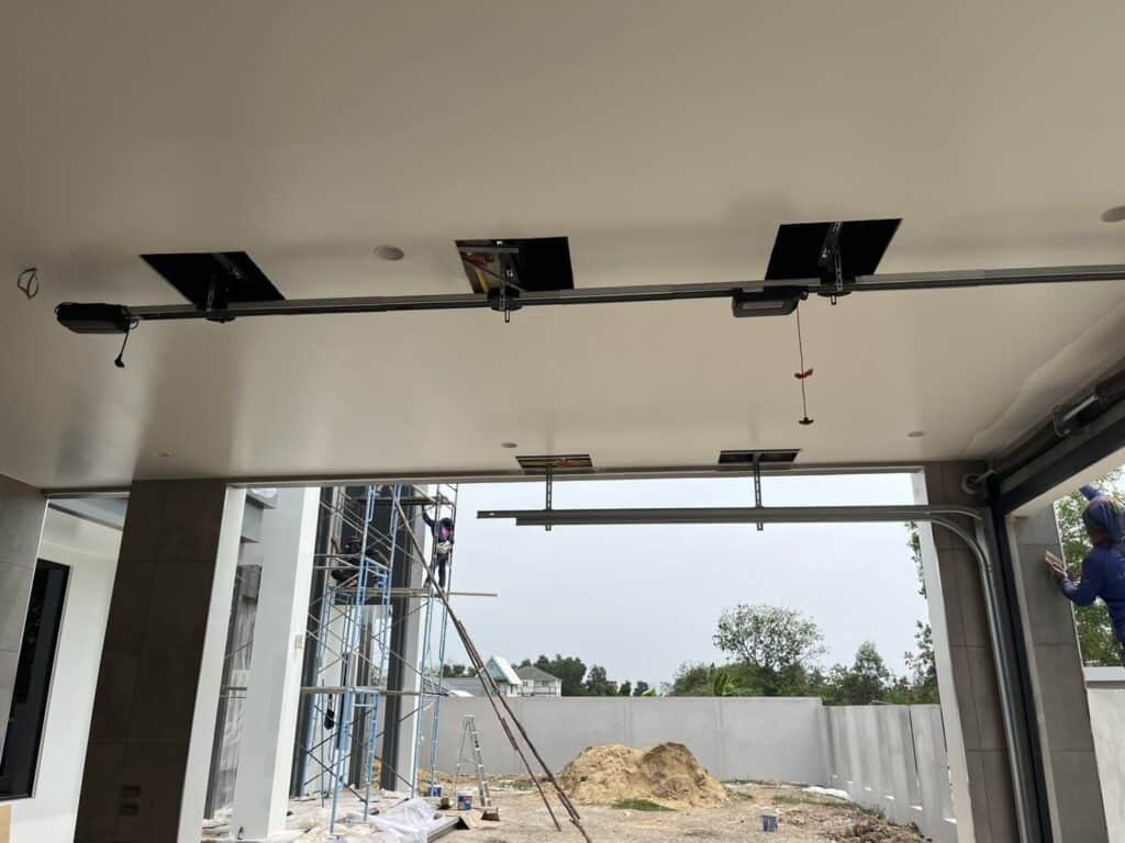 ภาพผลงานติดตั้งประตูโรงรถแบบ Standard สำหรับบ้านพักอาศัย ที่กรุงเทพมหานคร โดย OZ DOOR (12)
