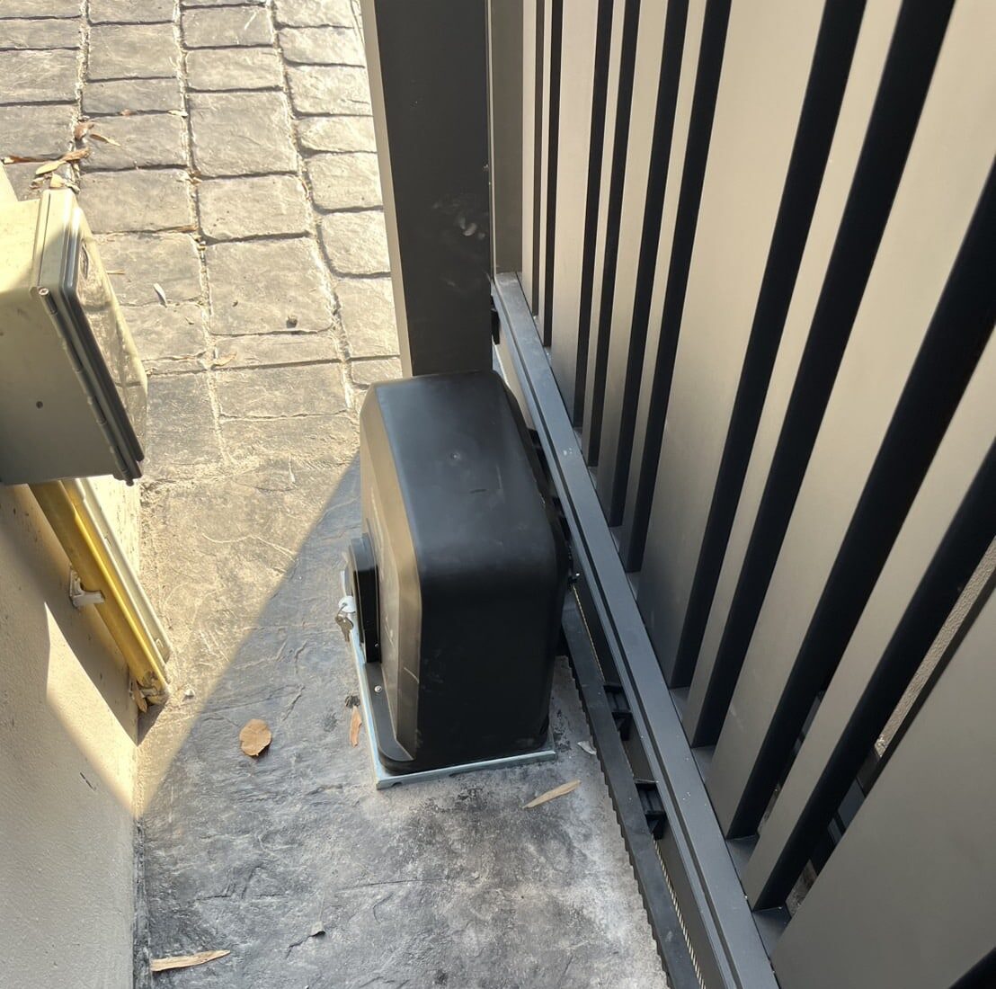 ภาพผลงานติดตั้งประตูรั้วอัตโนมัติ สำหรับบ้านพักอาศัย ที่กรุงเทพมหานคร โดย OZ DOOR