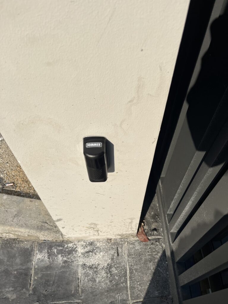 ภาพผลงานติดตั้งมอเตอร์ประตูรั้วบานเลื่อน สำหรับบ้านพักอาศัย ที่กรุงเทพมหานคร โดย OZ DOOR (3)