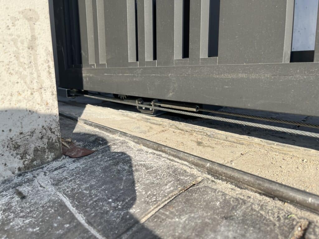 ภาพผลงานติดตั้งมอเตอร์ประตูรั้วบานเลื่อน สำหรับบ้านพักอาศัย ที่กรุงเทพมหานคร โดย OZ DOOR (6)