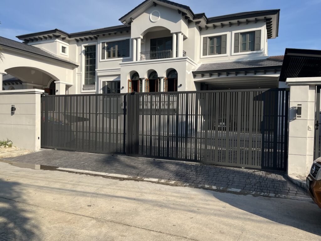 ภาพผลงานติดตั้งมอเตอร์ประตูรั้วบานเลื่อน สำหรับบ้านพักอาศัย ที่กรุงเทพมหานคร โดย OZ DOOR