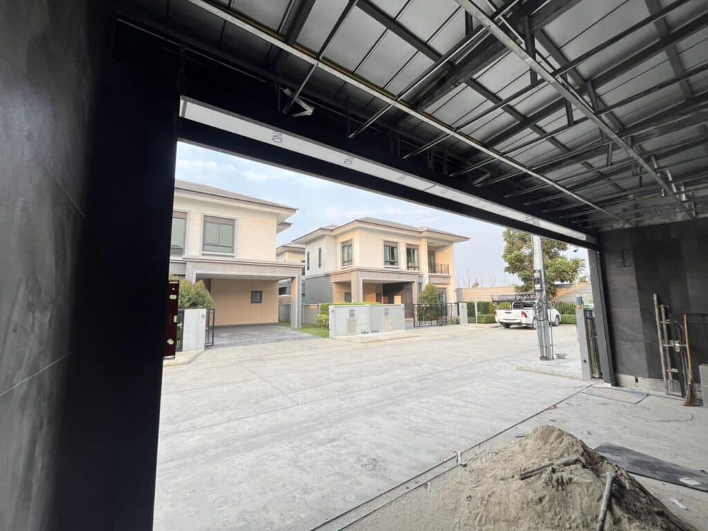 Installation photo of Standard Garage Door for Single House in อยุธยา by OZ DOOR (5)