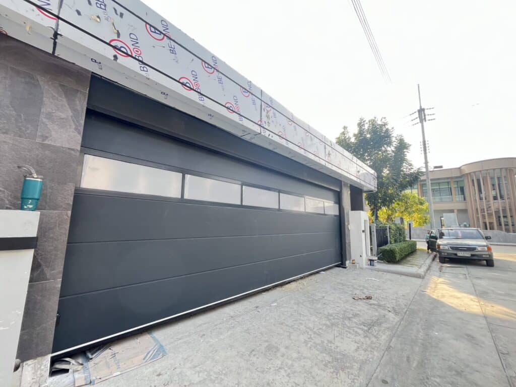 Installation photo of Standard Garage Door for Single House in อยุธยา by OZ DOOR (4)