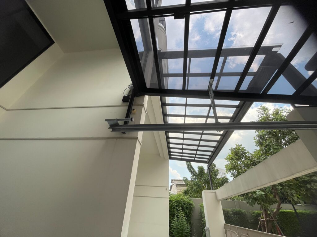 Installation photo of Full View Garage Door for Residential Projects in Bangkok by OZ DOOR (5)