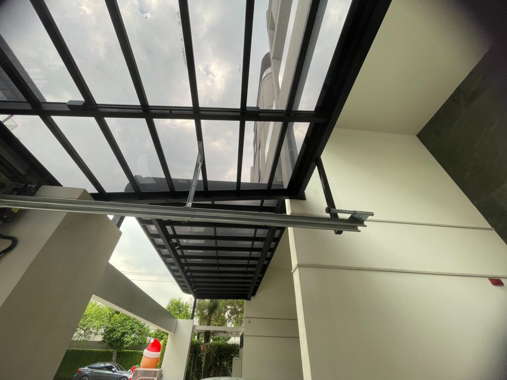 Installation photo of Full View Garage Door for Residential Projects in Bangkok by OZ DOOR (6)