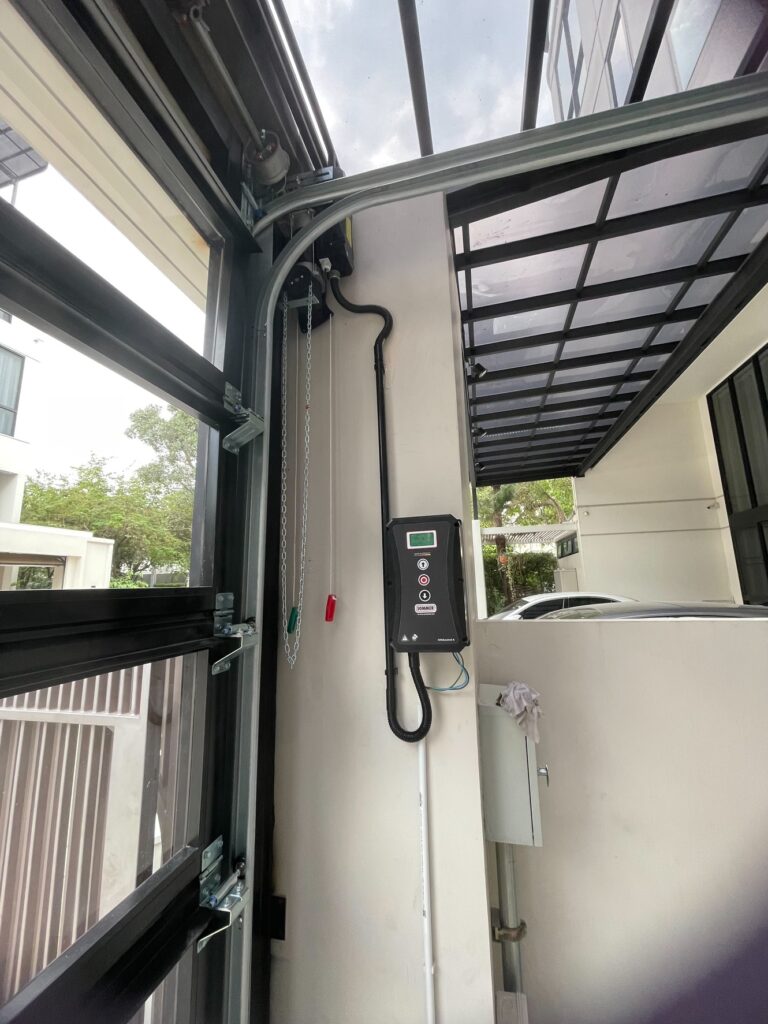 Installation photo of Full View Garage Door for Residential Projects in Bangkok by OZ DOOR (7)