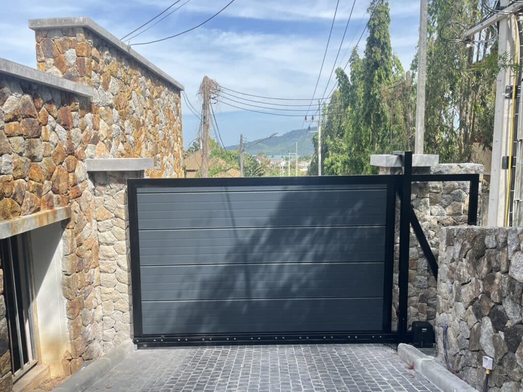 ภาพผลงานติดตั้งประตูรั้วบานเลื่อนแบบ Cantilever สำหรับโครงการที่อยู่อาศัยและผู้พัฒนาอสังหาริมทรัพย์ ที่ภูเก็ต โดย OZ DOOR