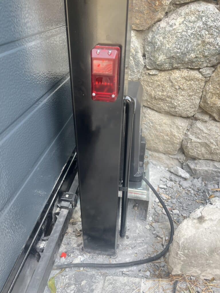 ภาพผลงานติดตั้งประตูรั้วบานเลื่อนแบบ Cantilever สำหรับโครงการที่อยู่อาศัยและผู้พัฒนาอสังหาริมทรัพย์ ที่ภูเก็ต โดย OZ DOOR (11)