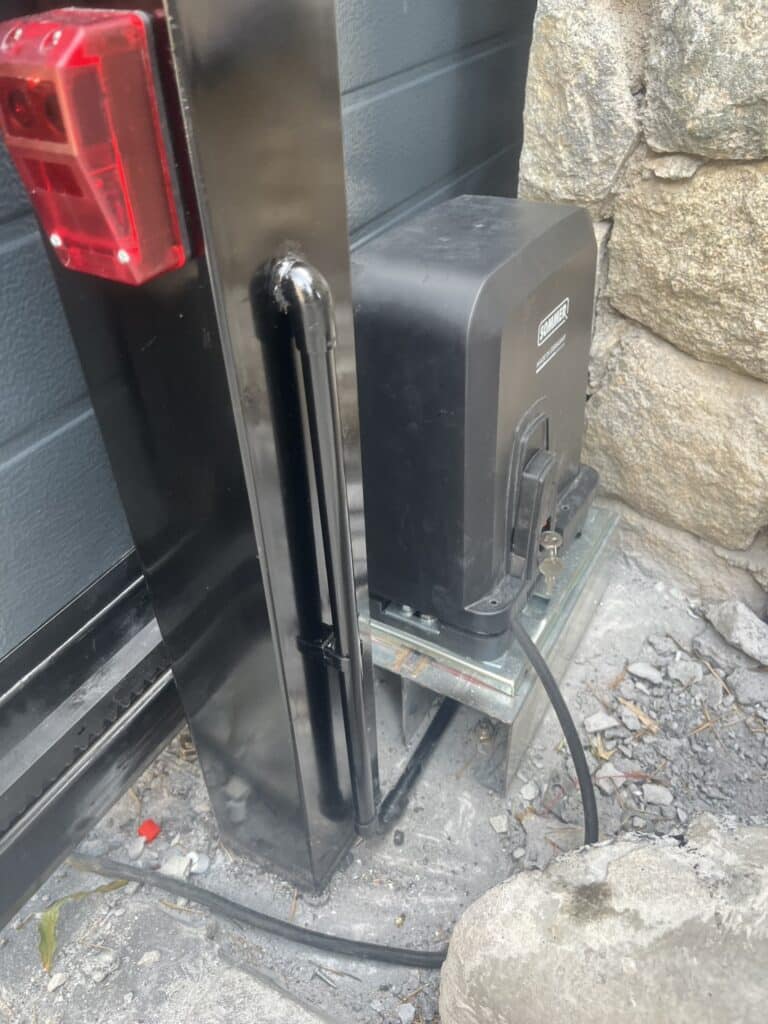 ภาพผลงานติดตั้งประตูรั้วบานเลื่อนแบบ Cantilever สำหรับโครงการที่อยู่อาศัยและผู้พัฒนาอสังหาริมทรัพย์ ที่ภูเก็ต โดย OZ DOOR (12)