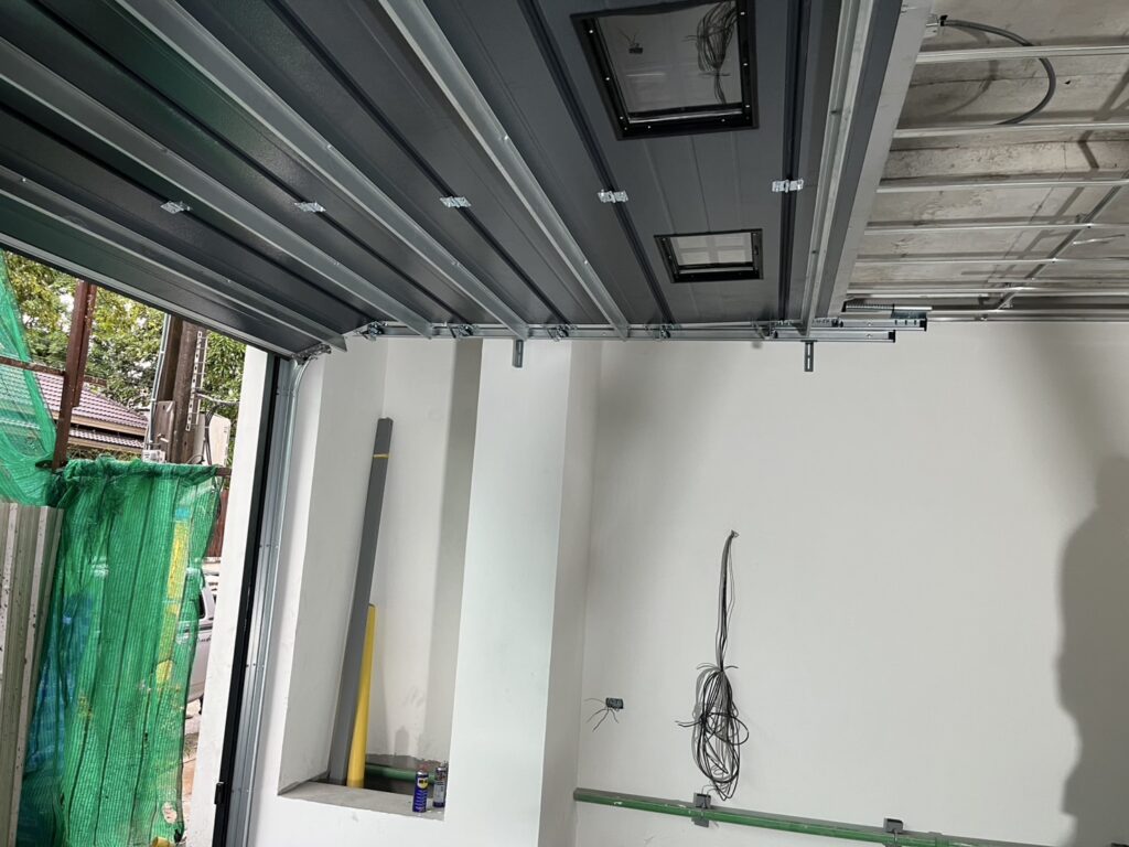 Installation photo of Standard Garage Door for Single House in Bangkok by OZ DOOR (3)