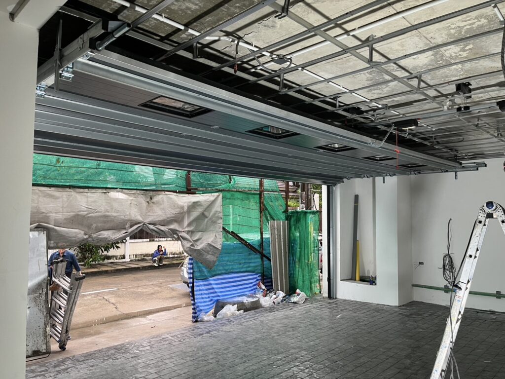 Installation photo of Standard Garage Door for Single House in Bangkok by OZ DOOR (6)