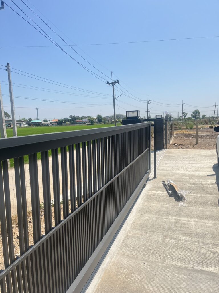 ภาพผลงานติดตั้งมอเตอร์ประตูรั้วบานเลื่อน สำหรับบ้านพักอาศัย ที่อยุธยา โดย OZ DOOR (3)