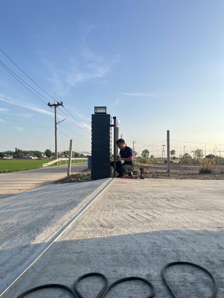 ภาพผลงานติดตั้งมอเตอร์ประตูรั้วบานเลื่อน สำหรับบ้านพักอาศัย ที่อยุธยา โดย OZ DOOR (4)
