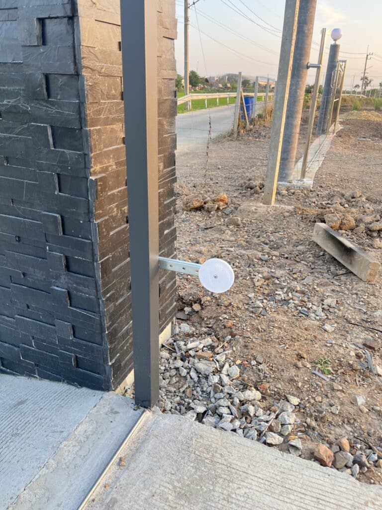 ภาพผลงานติดตั้งมอเตอร์ประตูรั้วบานเลื่อน สำหรับบ้านพักอาศัย ที่อยุธยา โดย OZ DOOR (5)