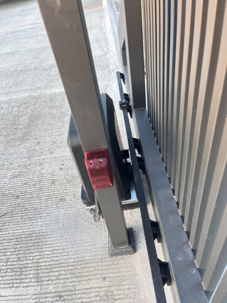 ภาพผลงานติดตั้งมอเตอร์ประตูรั้วบานเลื่อน สำหรับบ้านพักอาศัย ที่อยุธยา โดย OZ DOOR (6)