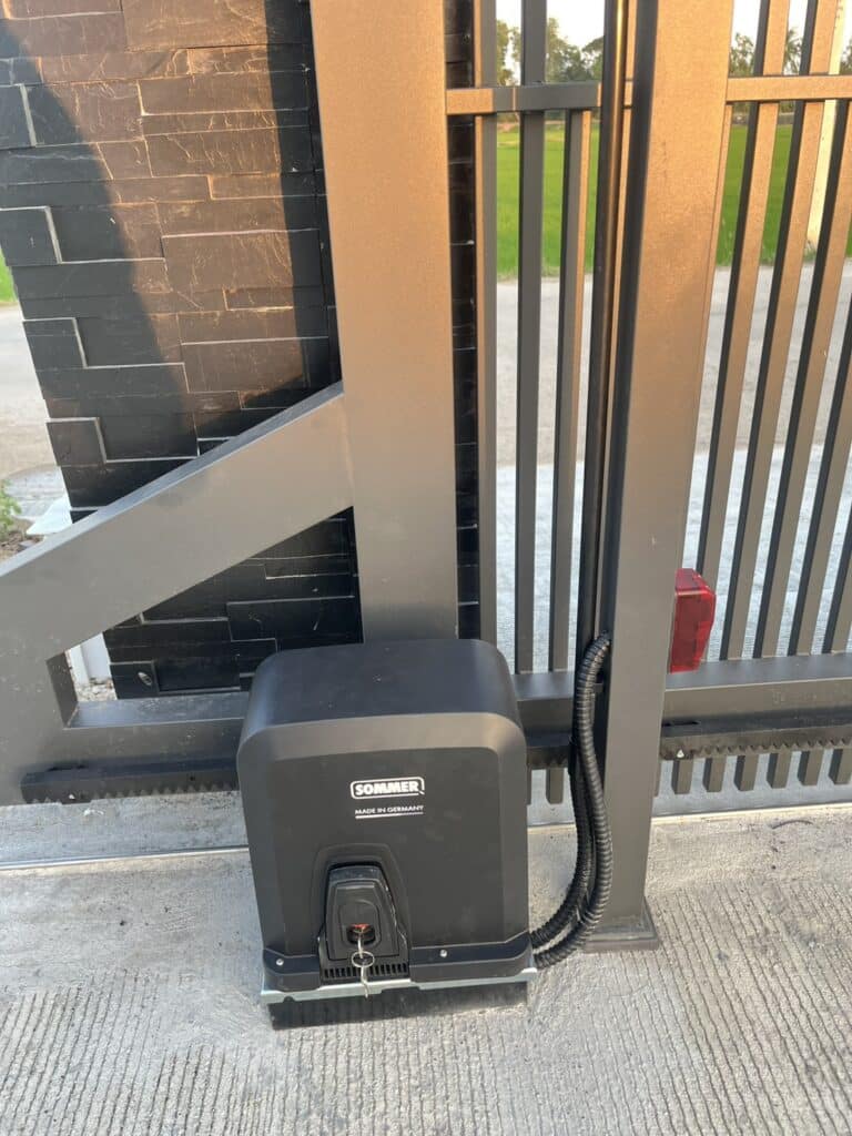 ภาพผลงานติดตั้งมอเตอร์ประตูรั้วบานเลื่อน สำหรับบ้านพักอาศัย ที่อยุธยา โดย OZ DOOR (2)