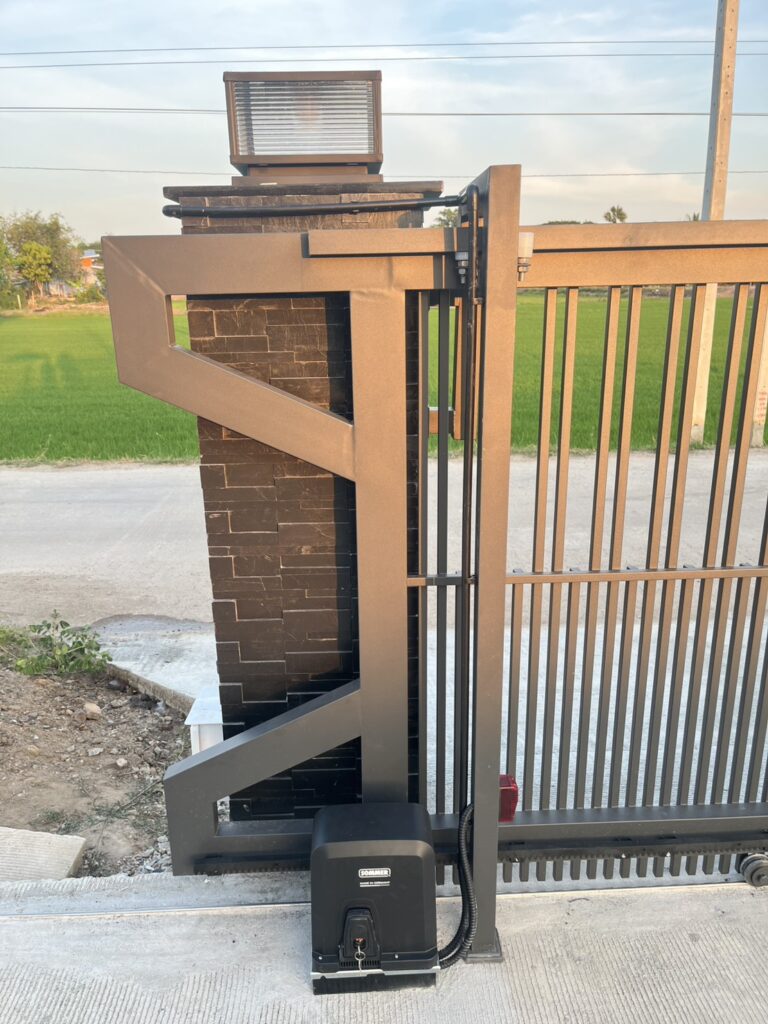 ภาพผลงานติดตั้งมอเตอร์ประตูรั้วบานเลื่อน สำหรับบ้านพักอาศัย ที่อยุธยา โดย OZ DOOR (7)