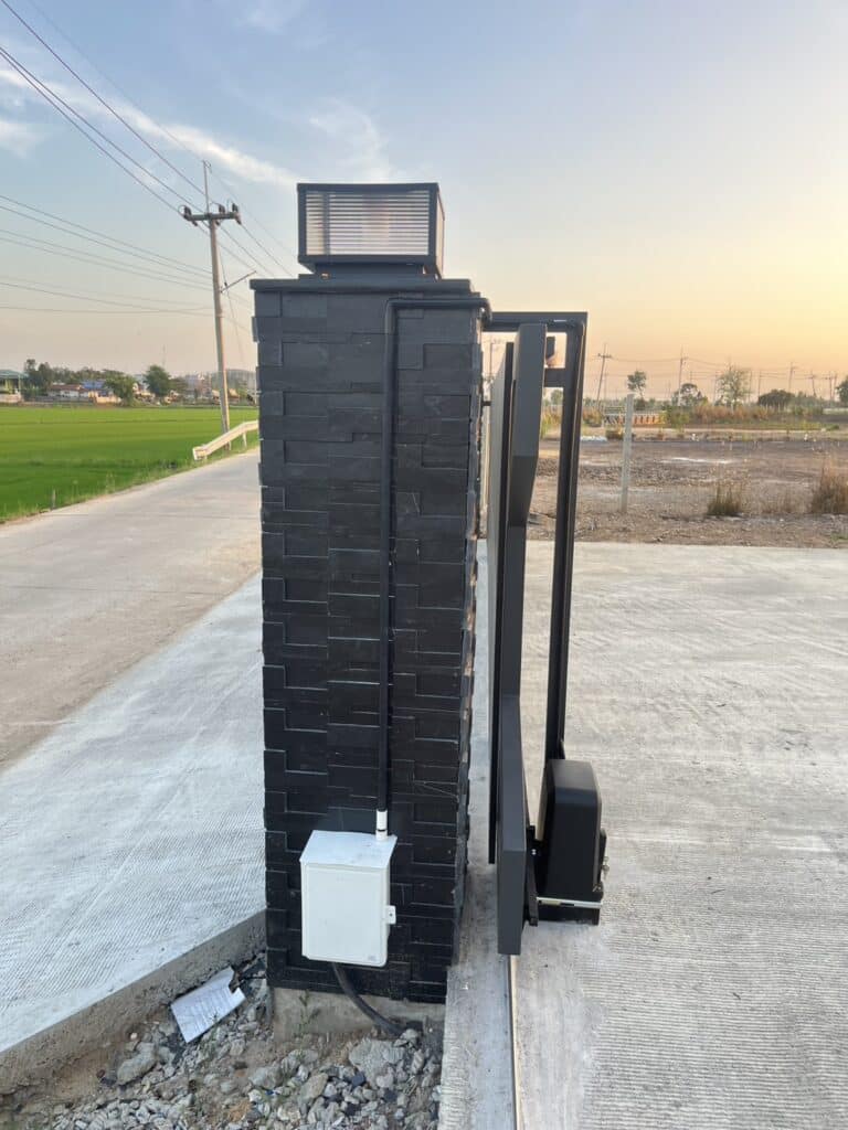 ภาพผลงานติดตั้งมอเตอร์ประตูรั้วบานเลื่อน สำหรับบ้านพักอาศัย ที่อยุธยา โดย OZ DOOR (8)