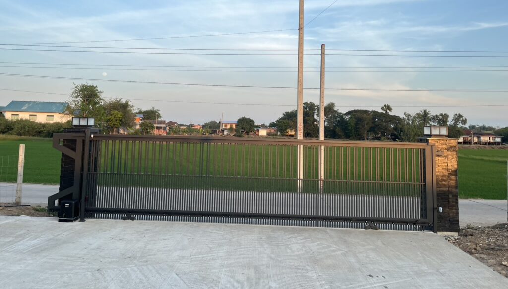 ภาพผลงานติดตั้งมอเตอร์ประตูรั้วบานเลื่อน สำหรับบ้านพักอาศัย ที่อยุธยา โดย OZ DOOR