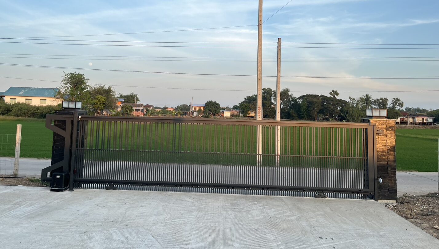 ภาพผลงานติดตั้งประตูรั้วอัตโนมัติ สำหรับบ้านพักอาศัย ที่อยุธยา โดย OZ DOOR