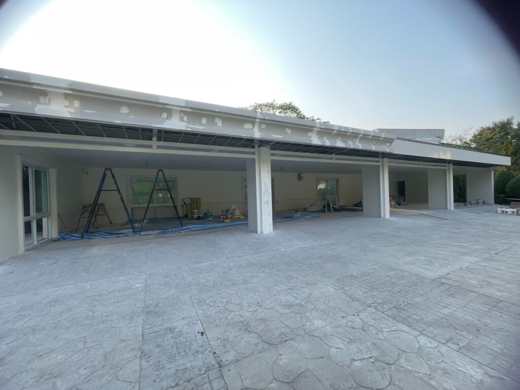 Installation photo of Full View Garage Door for Single House in Bangkok by OZ DOOR (3)