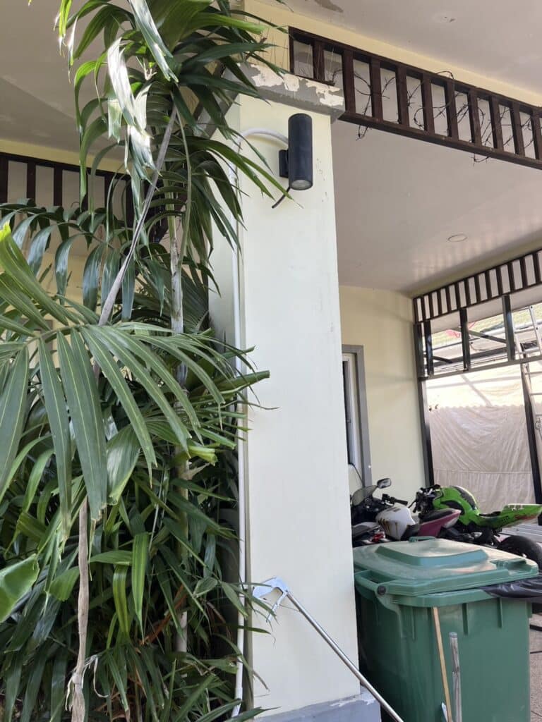 ภาพผลงานติดตั้งประตูโรงรถแบบ Flush Mount สำหรับบ้านพักอาศัย ที่ชลบุรี โดย OZ DOOR (3)