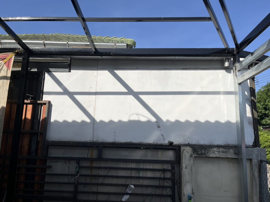 ภาพผลงานติดตั้งประตูโรงรถแบบ Flush Mount สำหรับบ้านพักอาศัย ที่ชลบุรี โดย OZ DOOR (4)