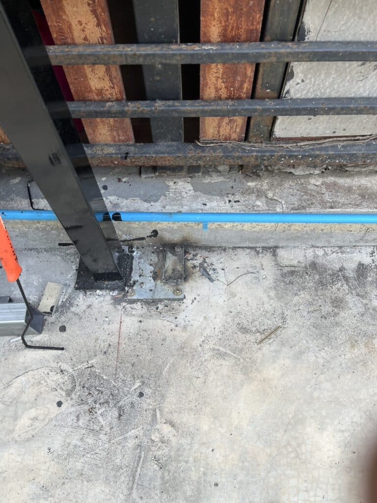 ภาพผลงานติดตั้งประตูโรงรถแบบ Flush Mount สำหรับบ้านพักอาศัย ที่ชลบุรี โดย OZ DOOR (5)