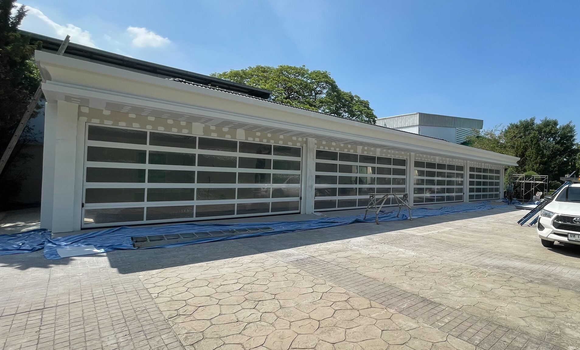 Installation photo of Full View Garage Door for Single House in Bangkok by OZ DOOR