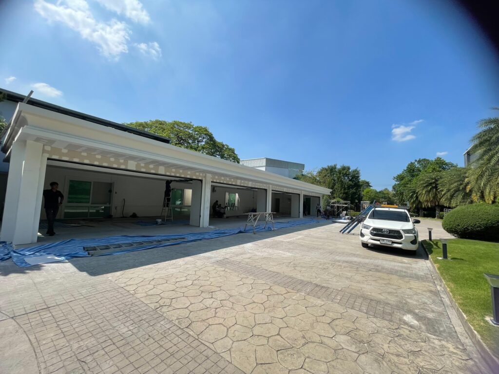Installation photo of Full View Garage Door for Single House in Bangkok by OZ DOOR (6)