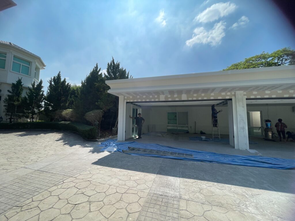 Installation photo of Full View Garage Door for Single House in Bangkok by OZ DOOR (7)