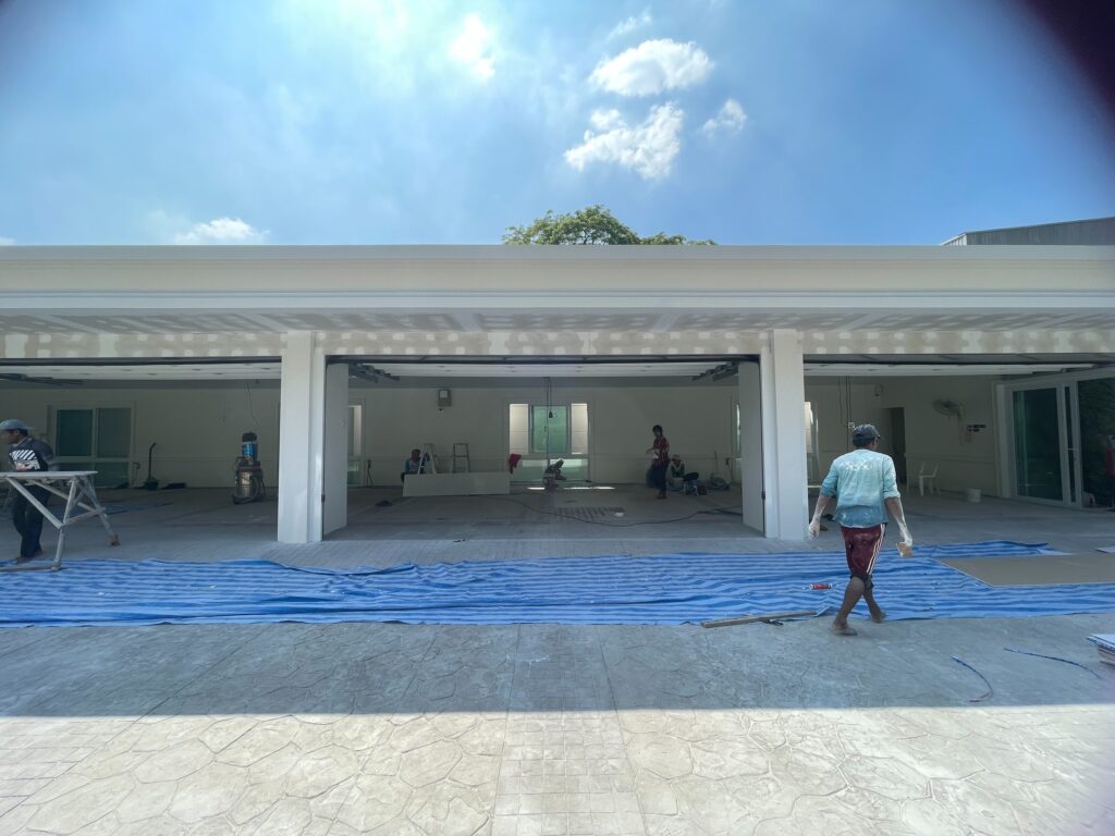 Installation photo of Full View Garage Door for Single House in Bangkok by OZ DOOR (8)