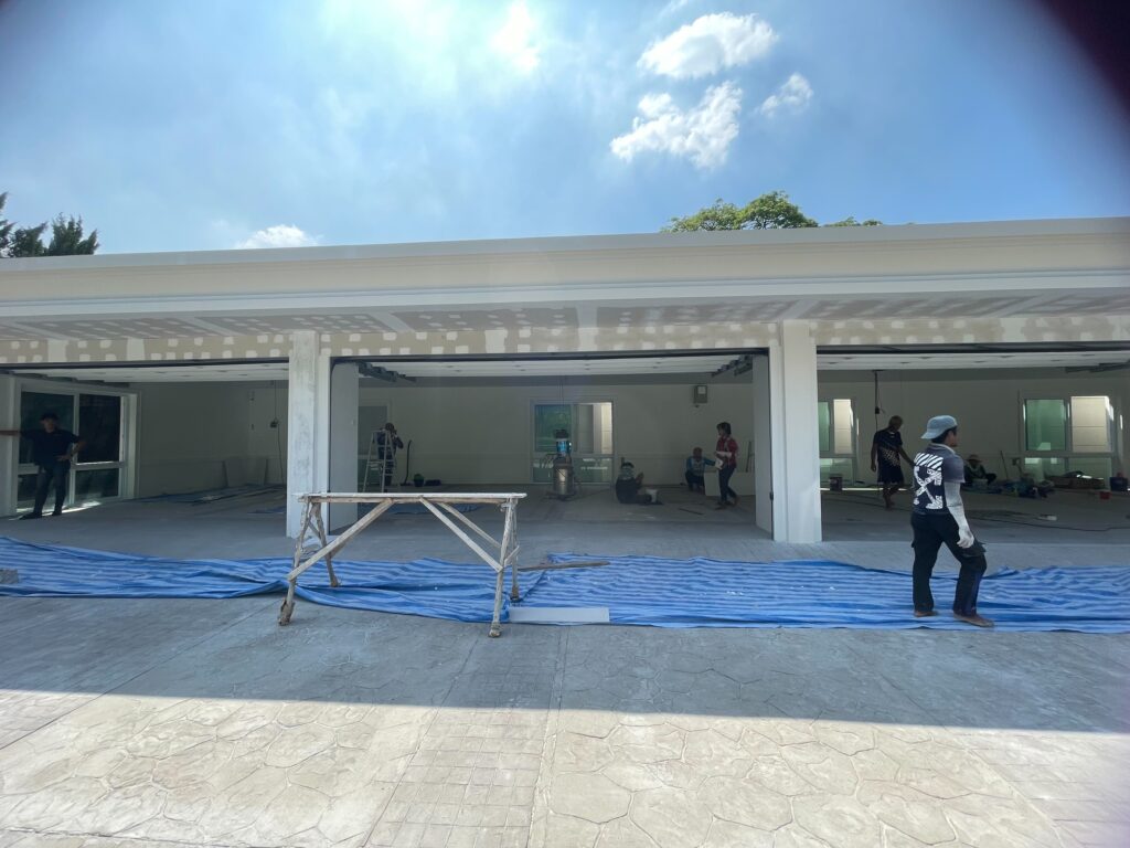 Installation photo of Full View Garage Door for Single House in Bangkok by OZ DOOR (9)