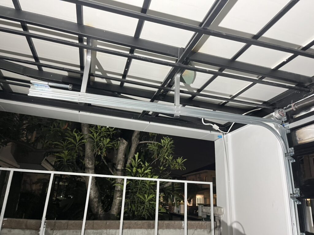 Installation photo of Full View Garage Door for Single House in Bangkok by OZ DOOR (5)