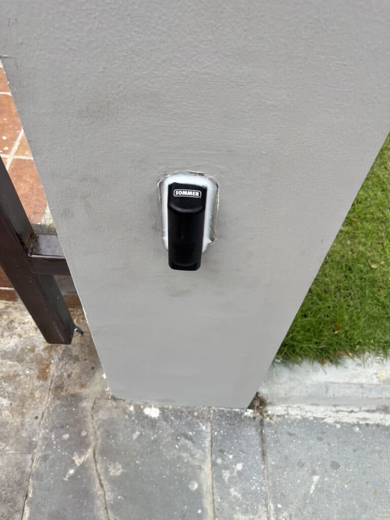 ภาพผลงานติดตั้งมอเตอร์ประตูรั้วบานเลื่อน สำหรับบ้านพักอาศัย ที่กรุงเทพมหานคร โดย OZ DOOR (3)