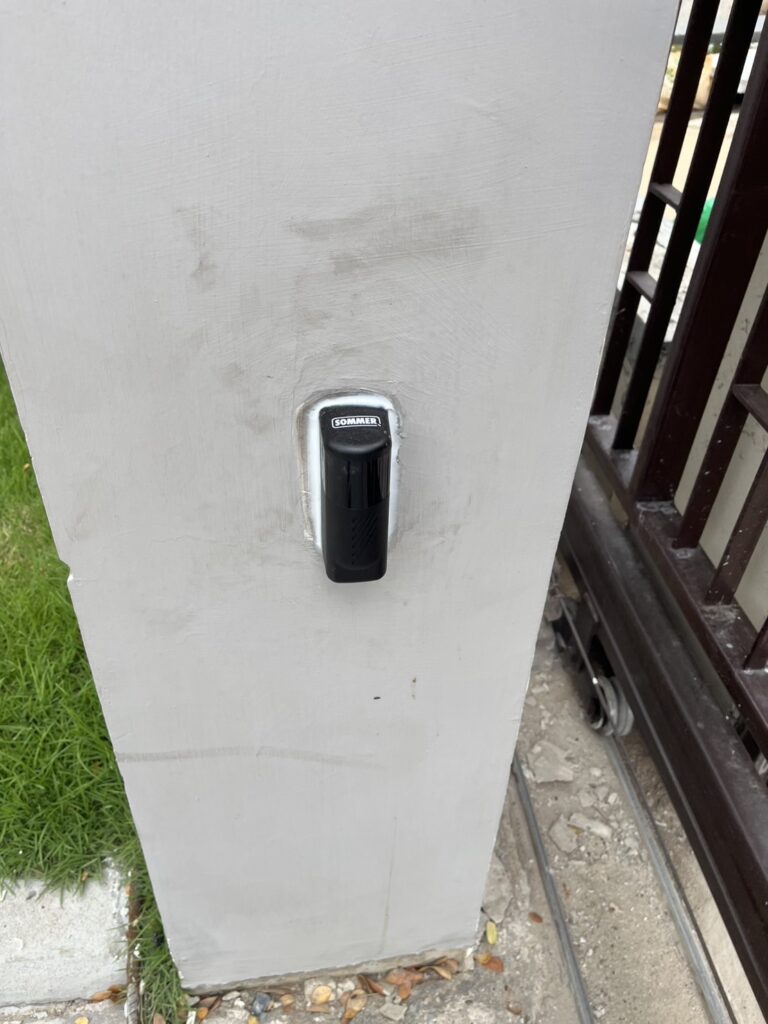 ภาพผลงานติดตั้งมอเตอร์ประตูรั้วบานเลื่อน สำหรับบ้านพักอาศัย ที่กรุงเทพมหานคร โดย OZ DOOR (4)