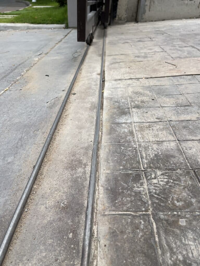 ภาพผลงานติดตั้งมอเตอร์ประตูรั้วบานเลื่อน สำหรับบ้านพักอาศัย ที่กรุงเทพมหานคร โดย OZ DOOR (5)