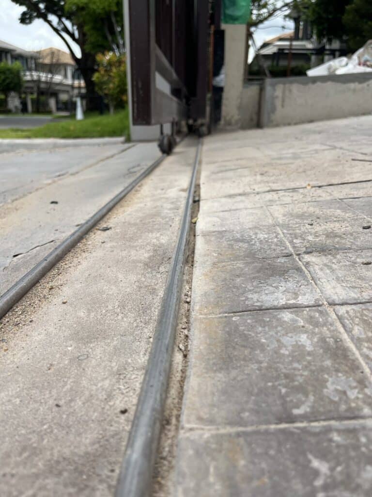 ภาพผลงานติดตั้งมอเตอร์ประตูรั้วบานเลื่อน สำหรับบ้านพักอาศัย ที่กรุงเทพมหานคร โดย OZ DOOR (6)