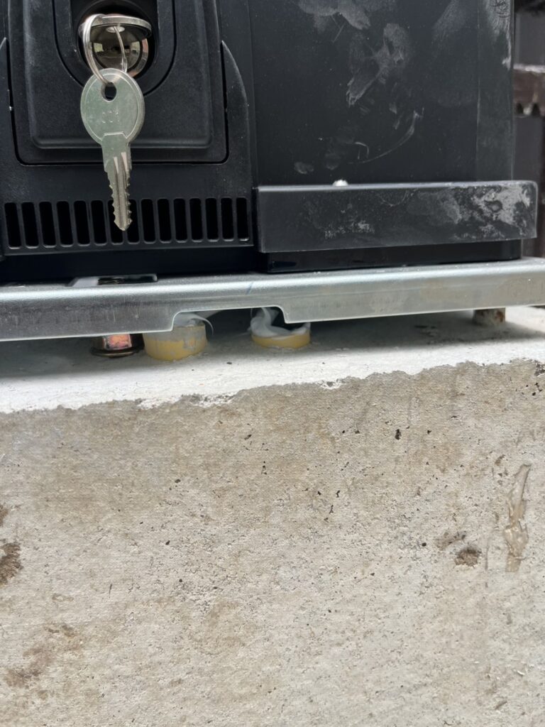 ภาพผลงานติดตั้งมอเตอร์ประตูรั้วบานเลื่อน สำหรับบ้านพักอาศัย ที่กรุงเทพมหานคร โดย OZ DOOR (7)