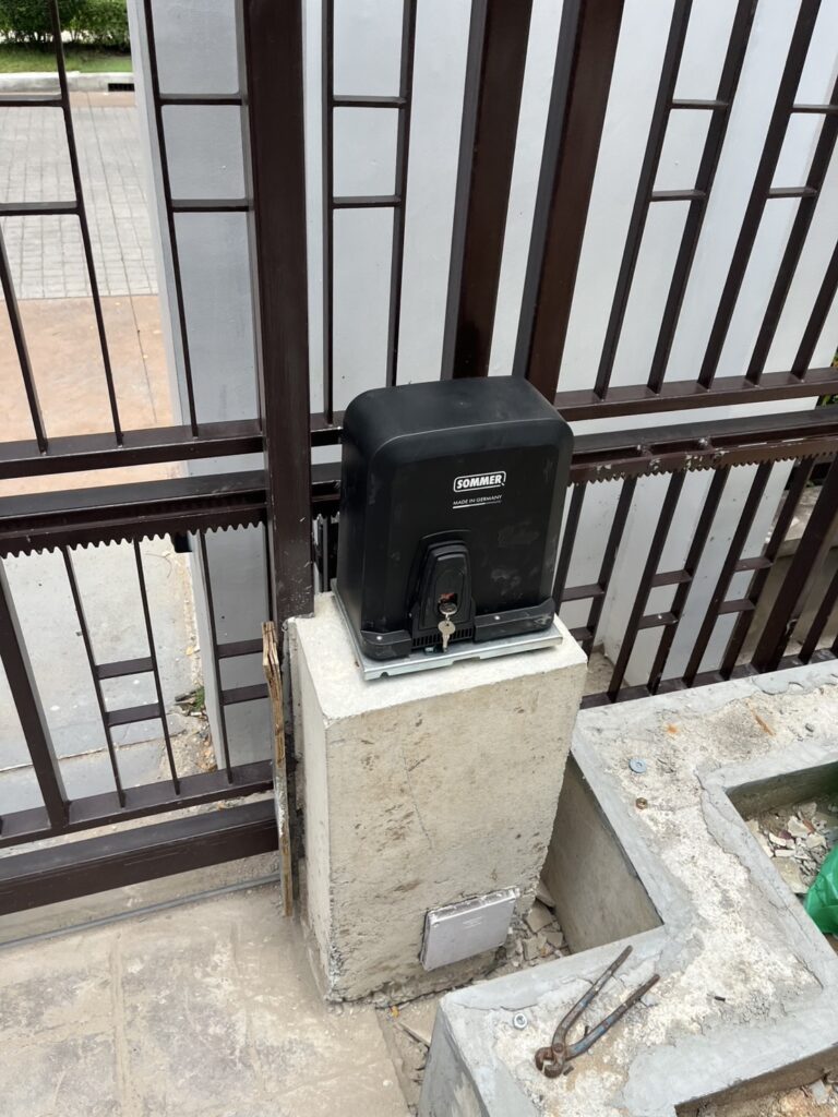 ภาพผลงานติดตั้งมอเตอร์ประตูรั้วบานเลื่อน สำหรับบ้านพักอาศัย ที่กรุงเทพมหานคร โดย OZ DOOR (2)