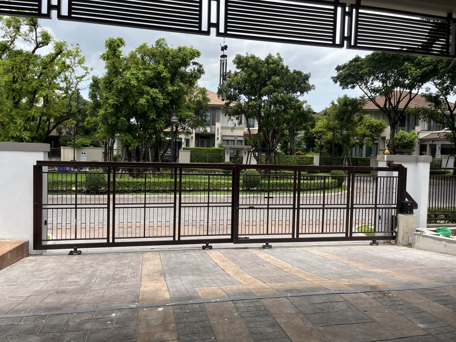 ภาพผลงานติดตั้งประตูรั้วอัตโนมัติ สำหรับบ้านพักอาศัย ที่กรุงเทพมหานคร โดย OZ DOOR