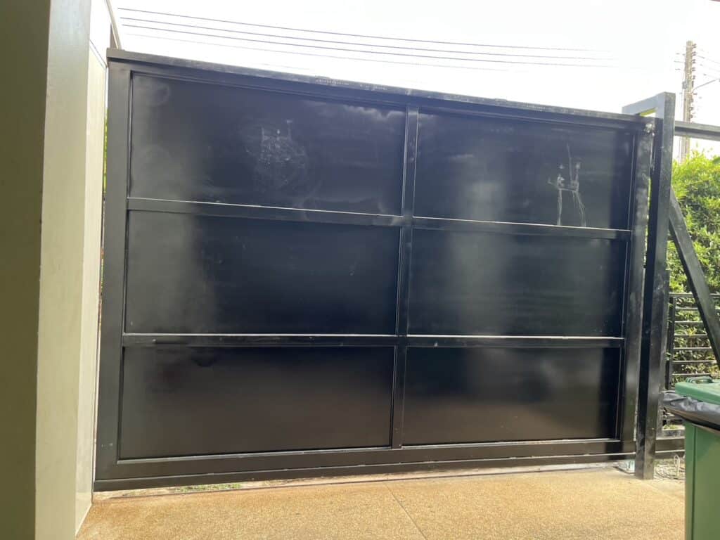 ภาพผลงานติดตั้งประตูโรงรถแบบ Flush Mount สำหรับบ้านพักอาศัย ที่ชลบุรี โดย OZ DOOR (6)