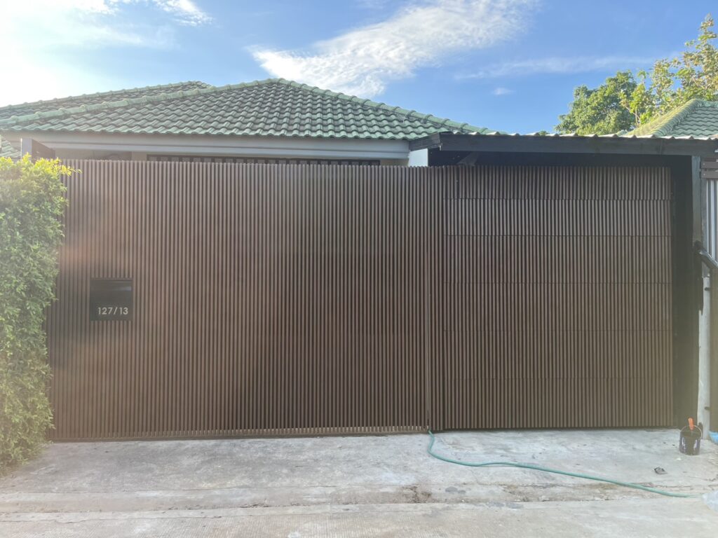 ภาพผลงานติดตั้งประตูโรงรถแบบ Flush Mount สำหรับบ้านพักอาศัย ที่ชลบุรี โดย OZ DOOR (7)