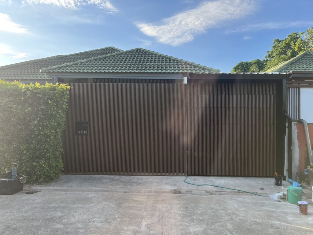 ภาพผลงานติดตั้งประตูโรงรถแบบ Flush Mount สำหรับบ้านพักอาศัย ที่ชลบุรี โดย OZ DOOR (8)