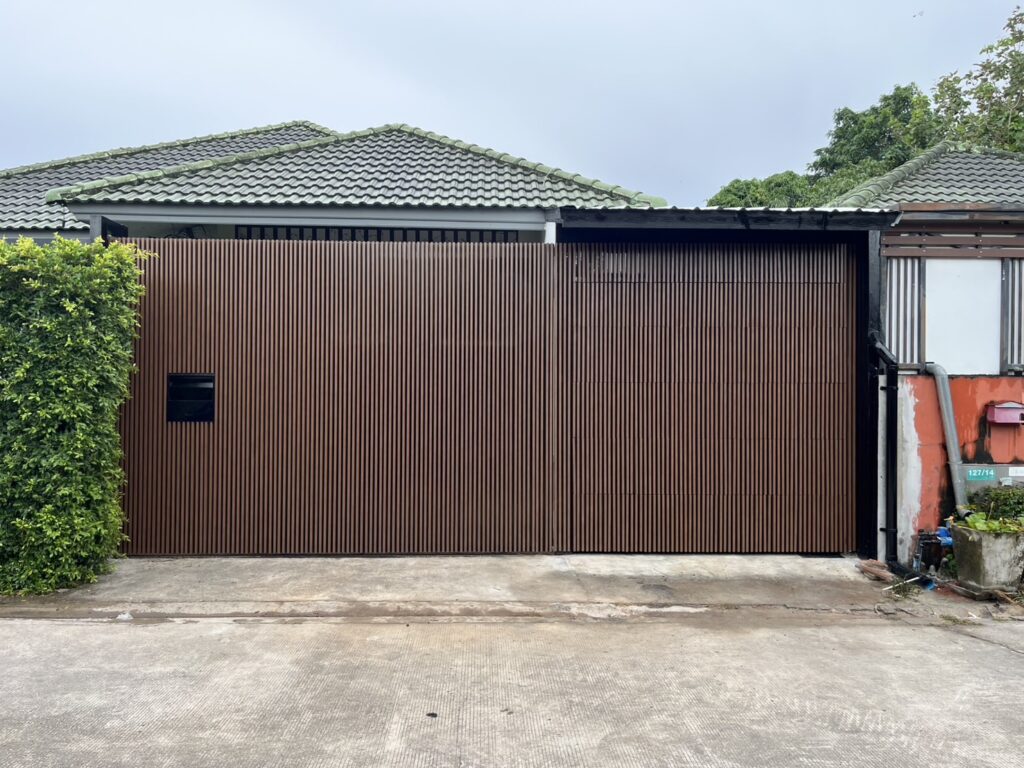 ภาพผลงานติดตั้งประตูโรงรถแบบ Flush Mount สำหรับบ้านพักอาศัย ที่ชลบุรี โดย OZ DOOR