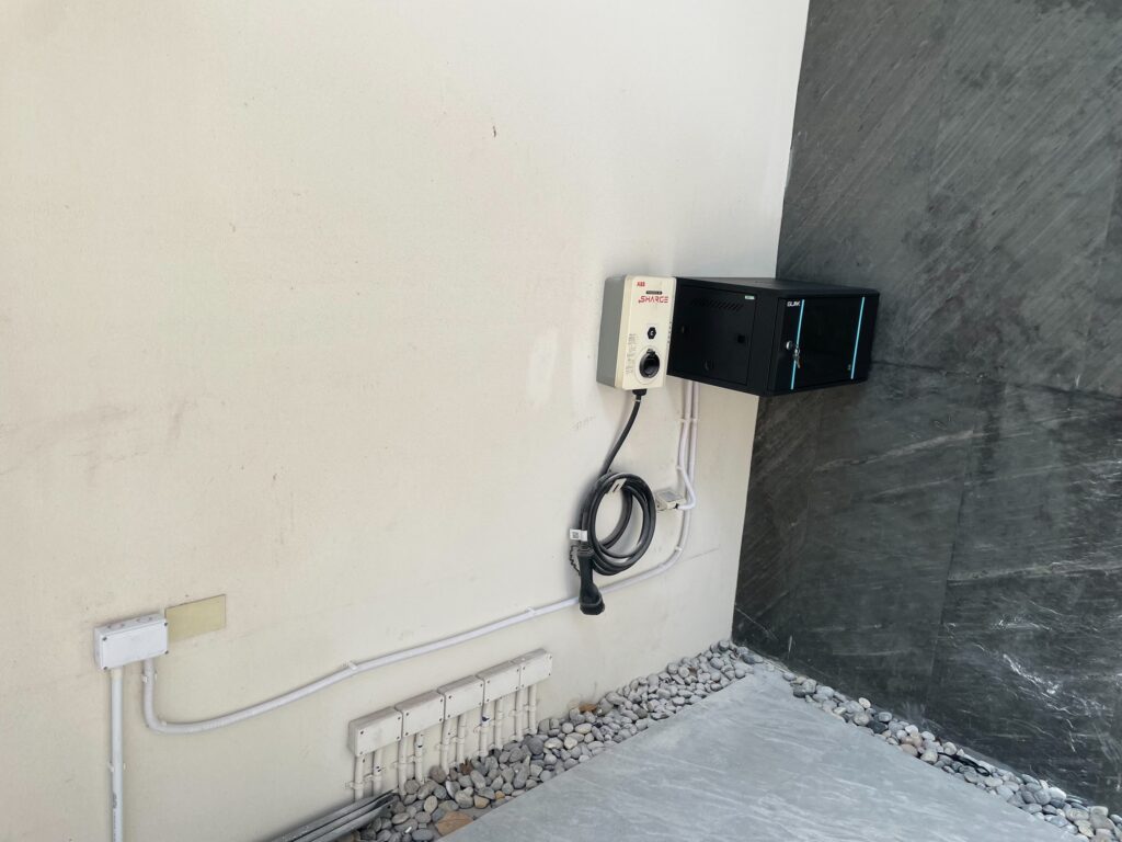Installation photo of Full View Garage Door for Residential Projects in Bangkok by OZ DOOR (9)